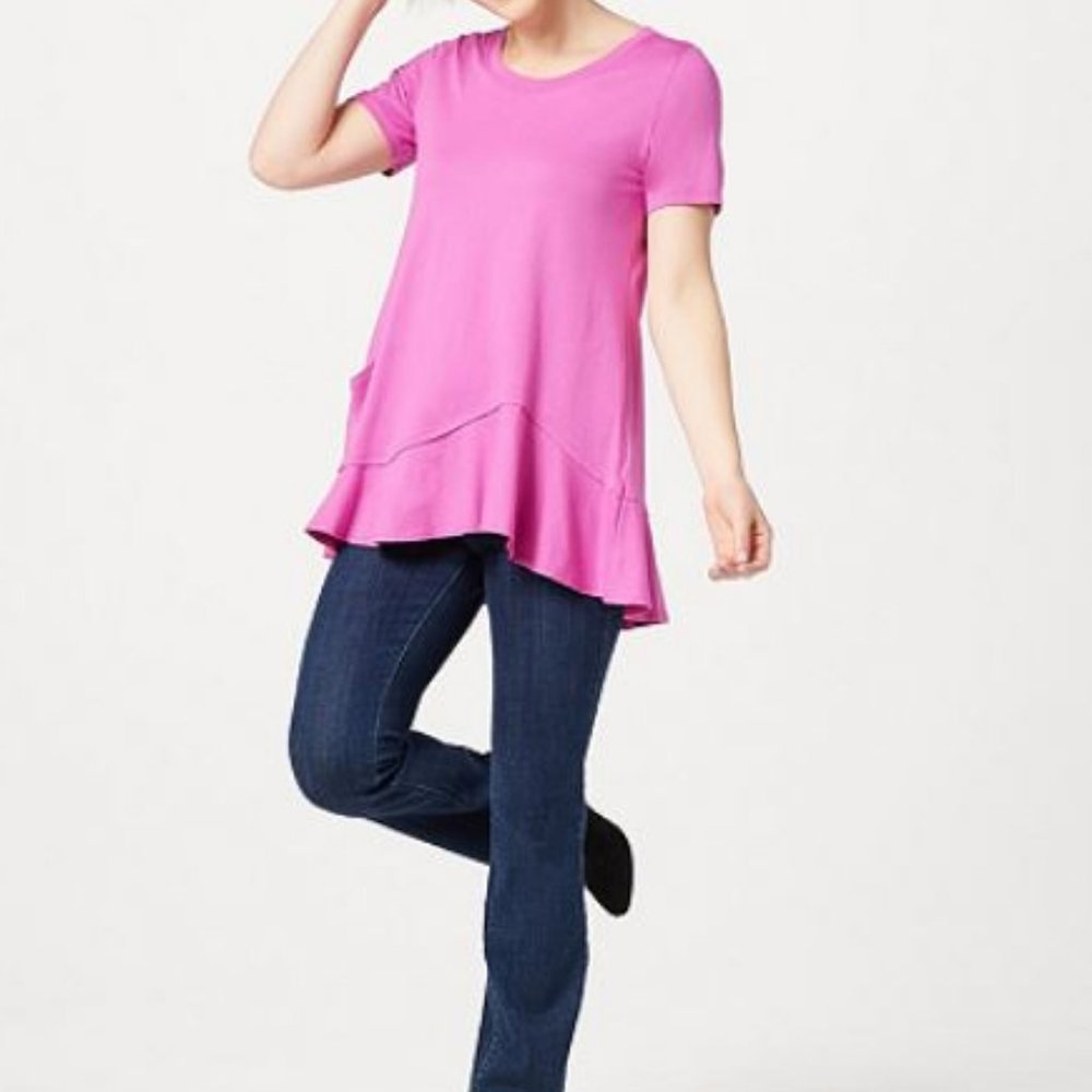 LOGO Short Sleeve Knit Top with Asymmetric Hem - Picture 3 of 3